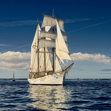 Красивый парусник в море Красивый парусник в море