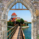 Фотообои - Вид на пирс из арочного окошка