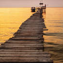 Морской пирс на фоне заката