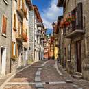 Фотообои с узкой улочкой