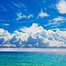 Фотообои с морским пейзажем на фоне неба с облаками